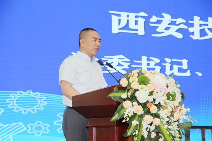 西安技師學院黨委書記、院長馮小平